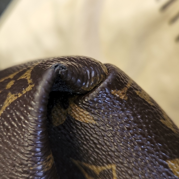 Authentic Louis Vuitton Artsy MM Monogram Empreinte Leather Handbag - Picture 7 of 16